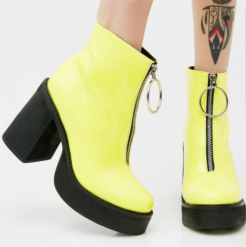 **NEW NEVER WORN** BOOTS